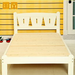 簡約型兒童床 臥室里的溫馨木制幼兒床